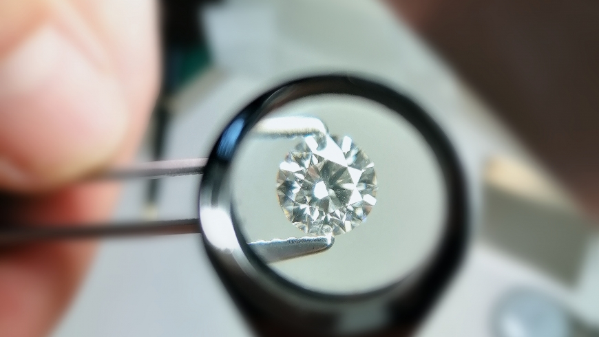Kostenlose Diamantzertifizierung bei Schmuckumarbeitung